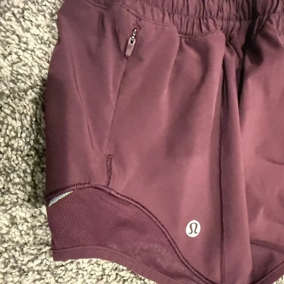Lululemon Hotty Hot 2.5” Shorts - Picture 10 of 12